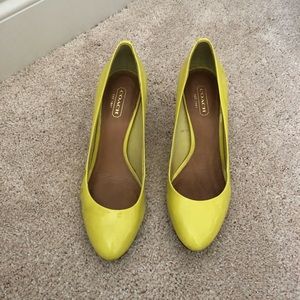 Yellow patent coach pumps sz 7